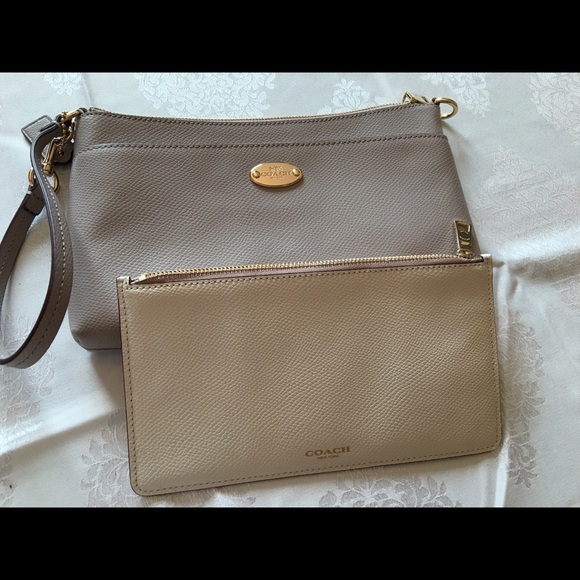 Coach wristlets purse with pouch. - Picture 4 of 4