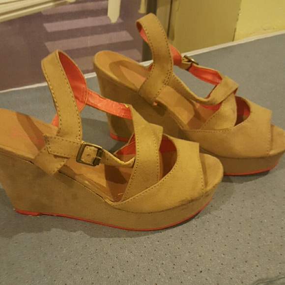 "SOLD"Summer wedges tan