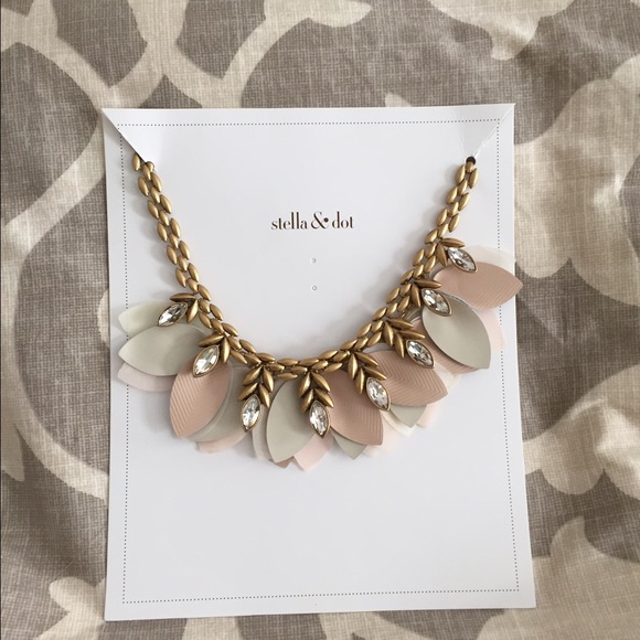 Authentic Stella and dot Birdie necklace