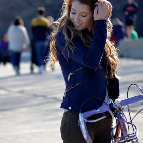 Meet your Posher, Alyssa - Picture 1 of 1