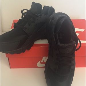 Nike women's huarache sneakers in black