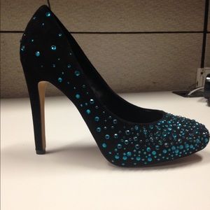 -SOLD- Vince Camuto black pumps