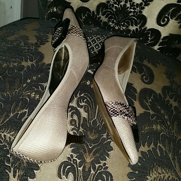 DONATED Tahari Heels sz 7 - Picture 3 of 4