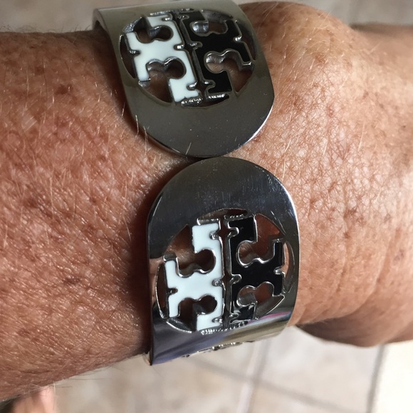 Deigned inspired bangle - Picture 1 of 2