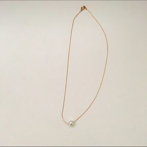 Single pearl pendant necklace