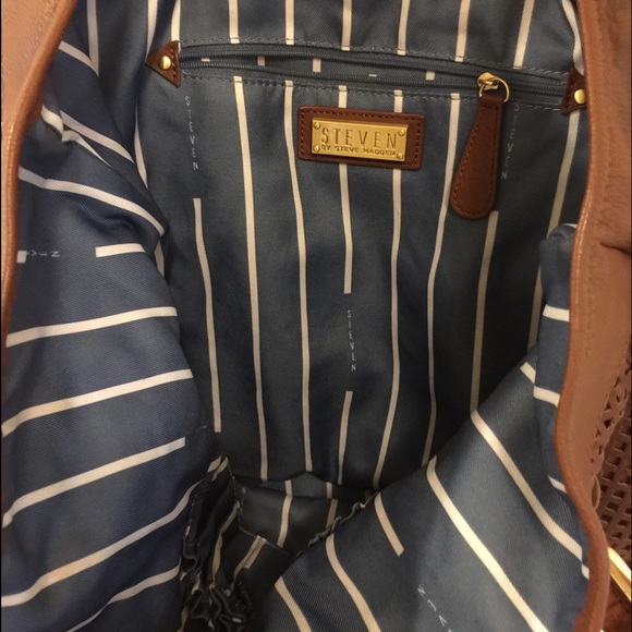 SOLD I Steve Madden Bucket-Style Purse - Picture 2 of 4