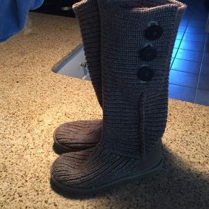 Like new women's classic cardy Uggs!