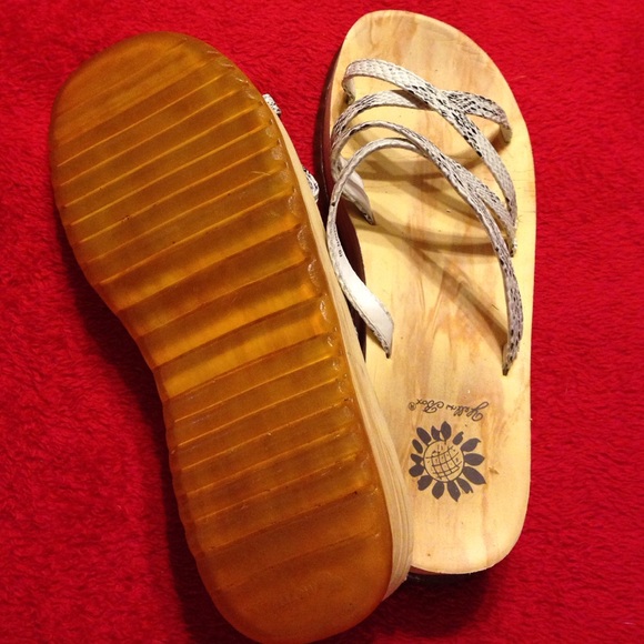 Yellow Box sandals - Picture 2 of 4