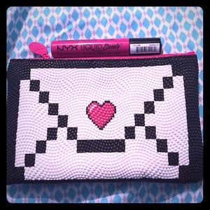 Make up bag/lipstick nyx liquid sue do