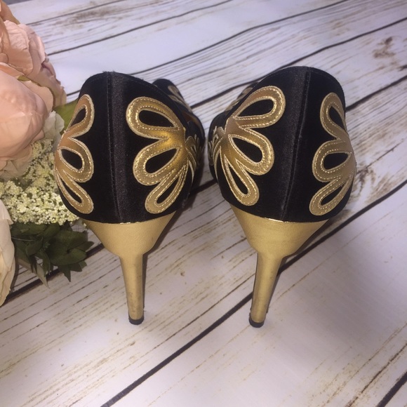 🎉HP🎉Manolo Blahnik Black Pumps with Gold Details - Picture 3 of 4