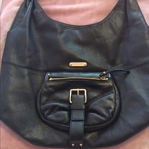 Micheal Kors hobo bag yes this is (authentic)