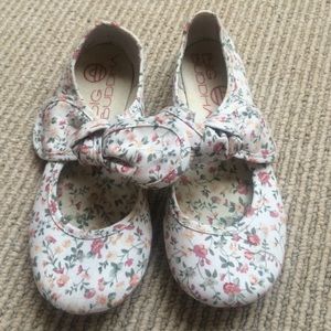 Big Buddha flower pattern flats!