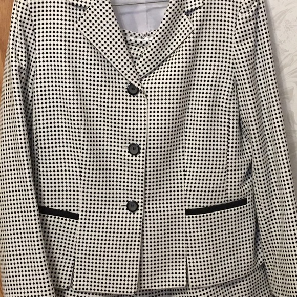 A beautiful 2 pc skirt and jacket by LeSuit.