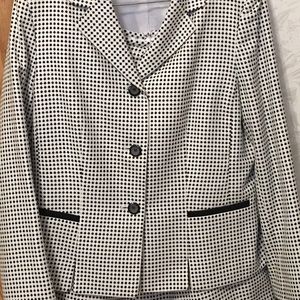 A beautiful 2 pc skirt and jacket by LeSuit.