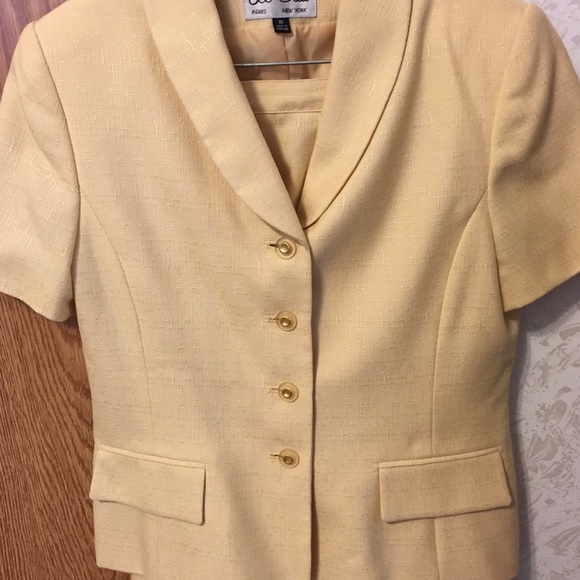 Gorgeous 2pc skirt and jacket by Le Suit.