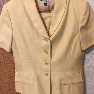 Gorgeous 2pc skirt and jacket by Le Suit.