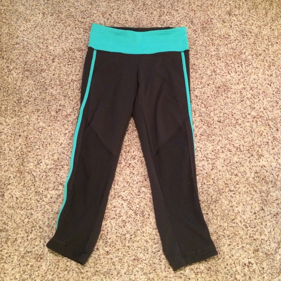 Gorgeous Size 2 Gray & Turquoise Lululemon Crops