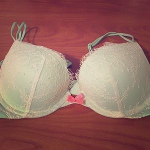 Victoria's Secret very sexy push up bra 34B