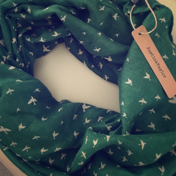 Justin&Taylor Accessories - NWT infinity bird scarf