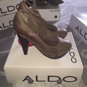 Pump ankle strap heel