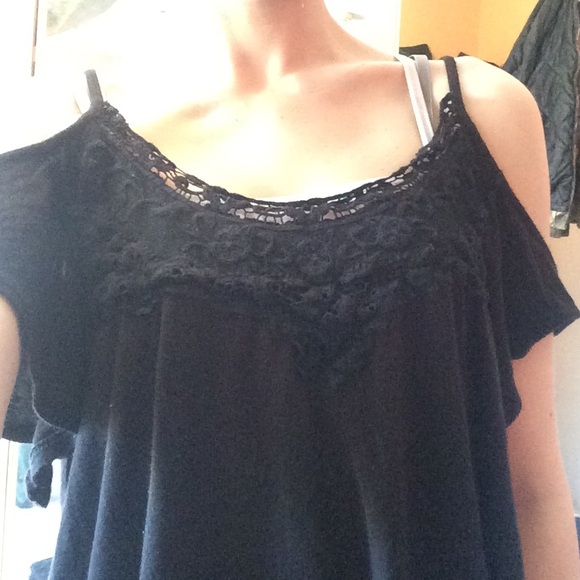 Lace no shoulder flowy top