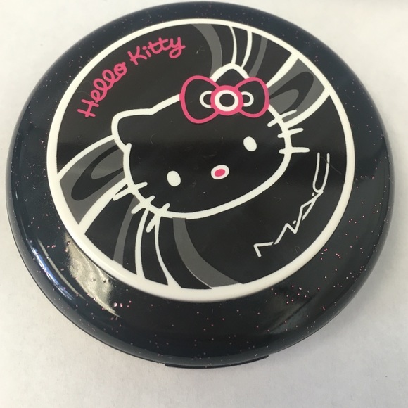 MAC Hello Kitty Pretty Baby Powder - Picture 1 of 4