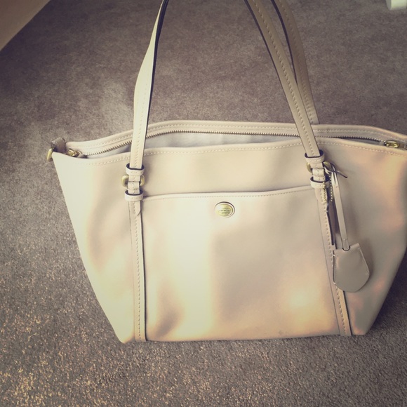 Beige coach shoulder bag with zipper closure