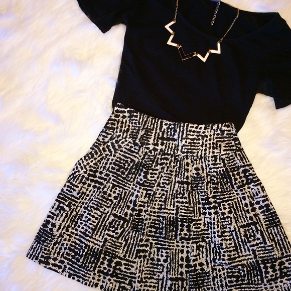 Forever 21 Dresses & Skirts - Black/White Geo Print Skirt