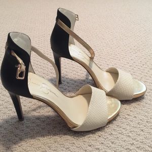 Jessica Simpson pumps