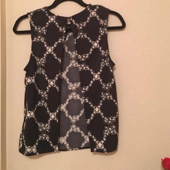 Backless Floral Top - Picture 2 of 3