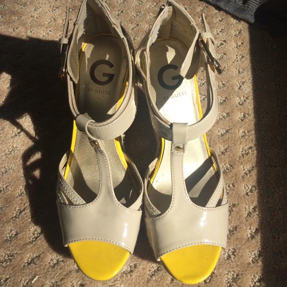 G by Guess Tan Yellow Peep Toe Straw Wedges - Picture 2 of 4