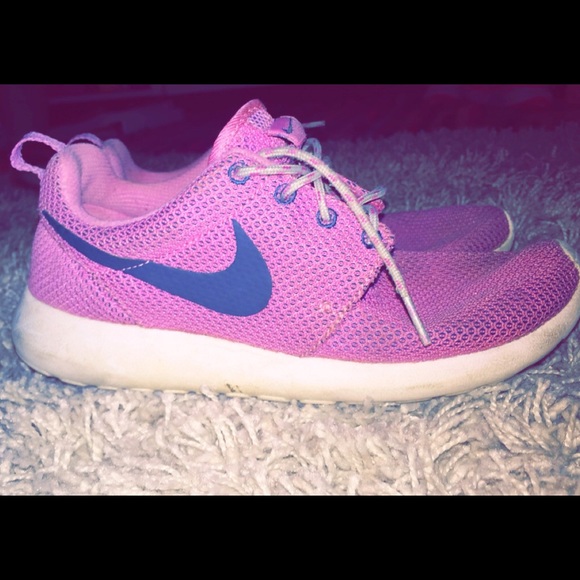 Nike Rosche Run Size 7