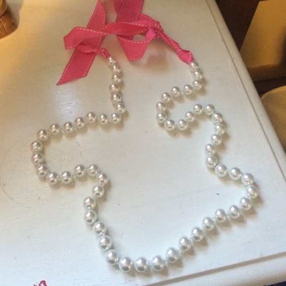 Long pearl necklace with pink bow