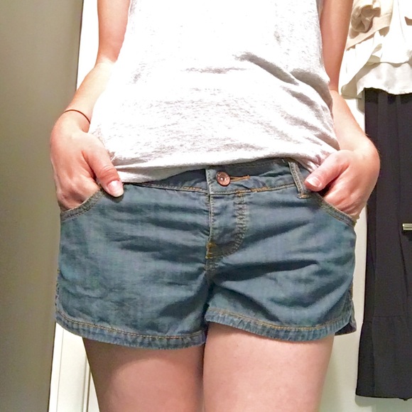 ✖️SOLD✖️ Billabong VERY SHORT Denim Shorts - Picture 1 of 4