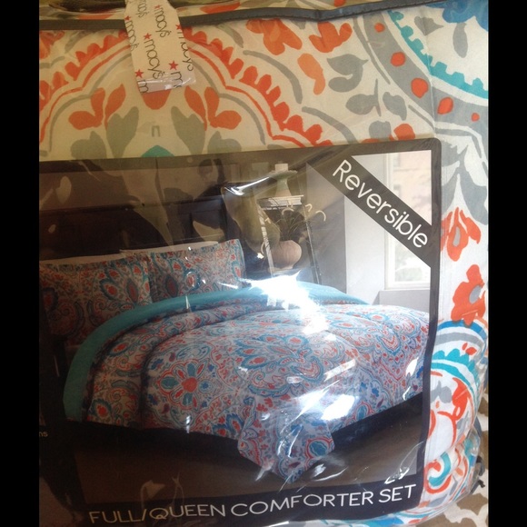 Full/ Queen comforter comes with two pillow shams. - Picture 2 of 2