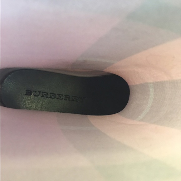 Burberry girls boots. - Picture 4 of 4