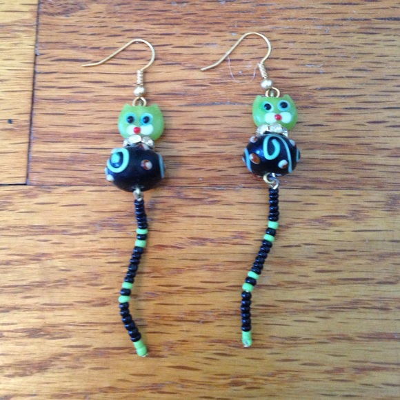 Beaded cat earrings