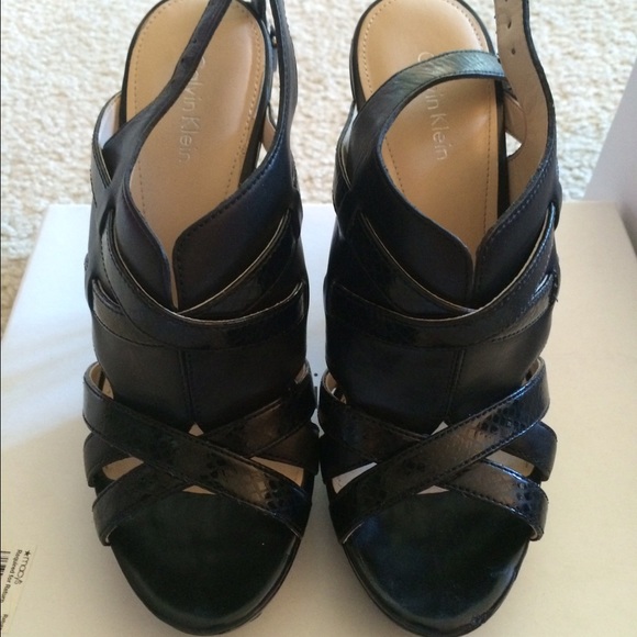Calvin Klein size 7M black leather shoe