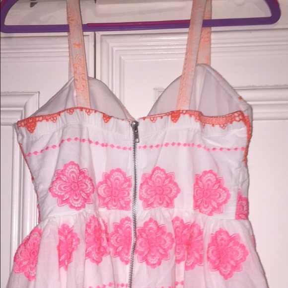 Beautiful Spring/Summer dress! - Picture 3 of 4