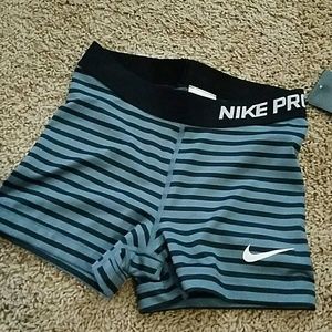 Nwt nike pro shorts small