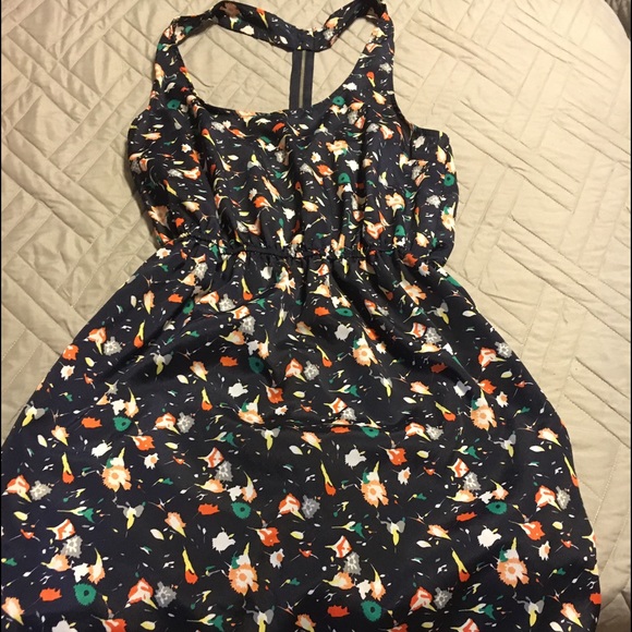 Lightweight dress with zipper back