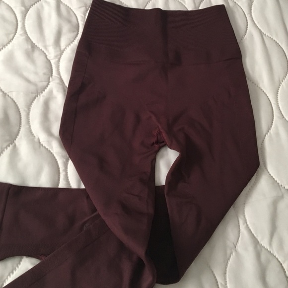 Never worn Lululemon Zone in Crops Size 4