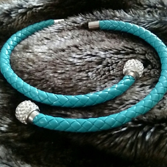 ๐ FREE WITH A $10 PURCHASE ๐ - Picture 2 of 3