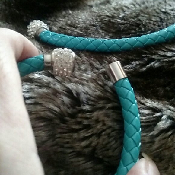 ๐ FREE WITH A $10 PURCHASE ๐ - Picture 3 of 3