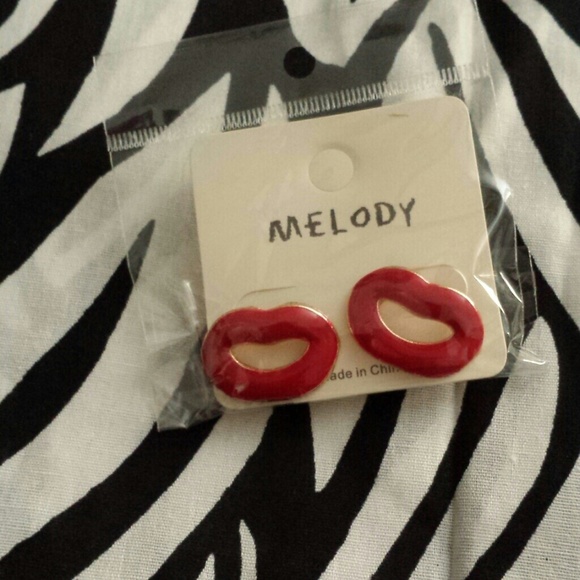 Red lips earrings