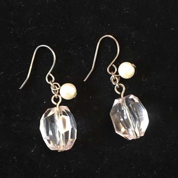 Earrings with small pearl
