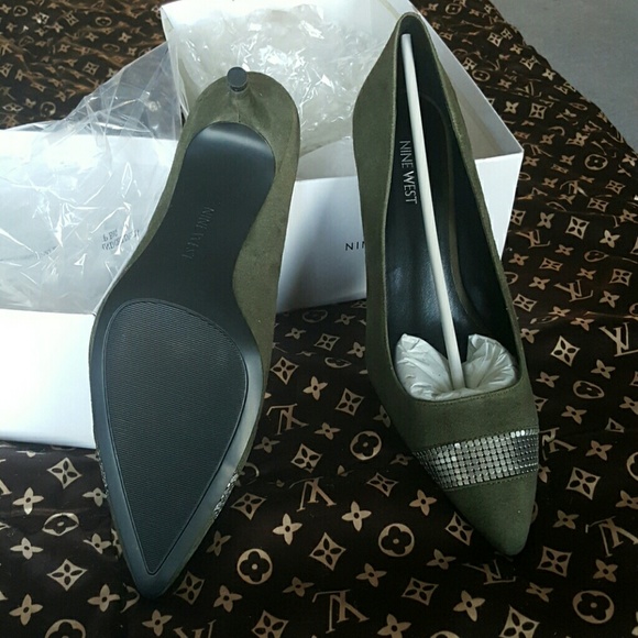 Pumps - Picture 2 of 4