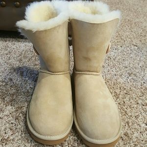UGG Bailey Button