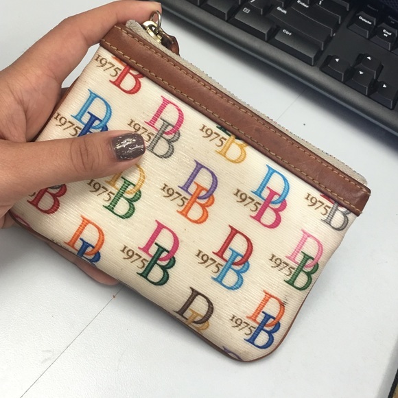 🎈REDUCED🎈Dooney and Bourke DB75 medium Wristlet