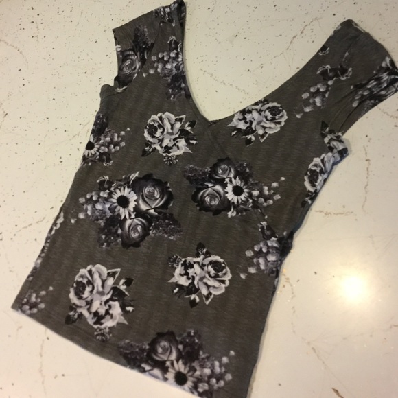 🌺Cute Grey and Floral V Cut Crop Top